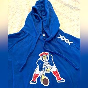 Woman’s New Ebgland Patriots Hooded Sweatshirt